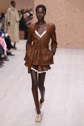PFW - Chloe Runway A model walks the runway during the Chloe Ready to Wear Spring Summer 2027 fashion show as part of Paris Fashion Week on October 1, 2026 in Paris, France. Photo by Alain-Gil Gonzalez ABACAPRESS.COM Paris Ile-de-France France  Copyright: xGonzalezxAlain-Gil ABACAx