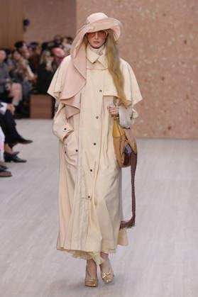 PFW - Chloe Runway A model walks the runway during the Chloe Ready to Wear Spring Summer 2027 fashion show as part of Paris Fashion Week on October 1, 2026 in Paris, France. Photo by Alain-Gil Gonzalez ABACAPRESS.COM Paris Ile-de-France France  Copyright: xGonzalezxAlain-Gil ABACAx