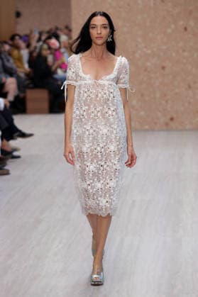 PFW - Chloe Runway Mariacarla Boscono walks the runway during the Chloe Ready to Wear Spring Summer 2027 fashion show as part of Paris Fashion Week on October 1, 2026 in Paris, France. Photo by Alain-Gil Gonzalez ABACAPRESS.COM Paris Ile-de-France France  Copyright: xGonzalezxAlain-Gil ABACAx