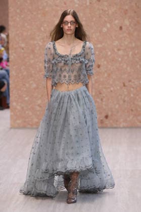 PFW - Chloe Runway A model walks the runway during the Chloe Ready to Wear Spring Summer 2027 fashion show as part of Paris Fashion Week on October 1, 2026 in Paris, France. Photo by Alain-Gil Gonzalez ABACAPRESS.COM Paris Ile-de-France France  Copyright: xGonzalezxAlain-Gil ABACAx