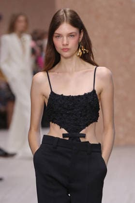 PFW - Chloe Runway A model walks the runway during the Chloe Ready to Wear Spring Summer 2027 fashion show as part of Paris Fashion Week on October 1, 2026 in Paris, France. Photo by Alain-Gil Gonzalez ABACAPRESS.COM Paris Ile-de-France France  Copyright: xGonzalezxAlain-Gil ABACAx