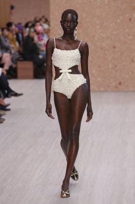 PFW - Chloe Runway A model walks the runway during the Chloe Ready to Wear Spring Summer 2027 fashion show as part of Paris Fashion Week on October 1, 2026 in Paris, France. Photo by Alain-Gil Gonzalez ABACAPRESS.COM Paris Ile-de-France France  Copyright: xGonzalezxAlain-Gil ABACAx