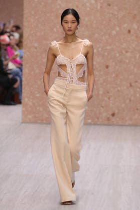 PFW - Chloe Runway A model walks the runway during the Chloe Ready to Wear Spring Summer 2027 fashion show as part of Paris Fashion Week on October 1, 2026 in Paris, France. Photo by Alain-Gil Gonzalez ABACAPRESS.COM Paris Ile-de-France France  Copyright: xGonzalezxAlain-Gil ABACAx