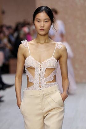 PFW - Chloe Runway A model walks the runway during the Chloe Ready to Wear Spring Summer 2027 fashion show as part of Paris Fashion Week on October 1, 2026 in Paris, France. Photo by Alain-Gil Gonzalez ABACAPRESS.COM Paris Ile-de-France France  Copyright: xGonzalezxAlain-Gil ABACAx