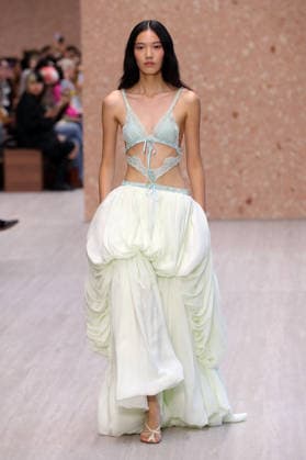 PFW - Chloe Runway A model walks the runway during the Chloe Ready to Wear Spring Summer 2027 fashion show as part of Paris Fashion Week on October 1, 2026 in Paris, France. Photo by Alain-Gil Gonzalez ABACAPRESS.COM Paris Ile-de-France France  Copyright: xGonzalezxAlain-Gil ABACAx