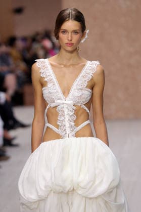 PFW - Chloe Runway A model walks the runway during the Chloe Ready to Wear Spring Summer 2027 fashion show as part of Paris Fashion Week on October 1, 2026 in Paris, France. Photo by Alain-Gil Gonzalez ABACAPRESS.COM Paris Ile-de-France France  Copyright: xGonzalezxAlain-Gil ABACAx
