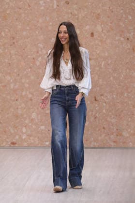 PFW - Chloe Runway Fashion designer Chemena Kamali walks the runway during the Chloe Ready to Wear Spring Summer 2027 fashion show as part of Paris Fashion Week on October 1, 2026 in Paris, France. Photo by Alain-Gil Gonzalez ABACAPRESS.COM Paris Ile-de-France France  Copyright: xGonzalezxAlain-Gil ABACAx