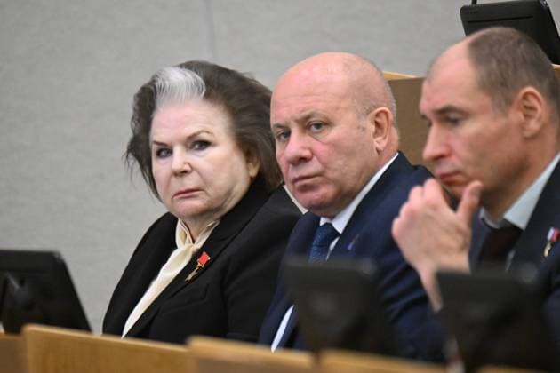 Moscow. The first session of the ninth State Duma of the Russian Federation. State Duma deputies Valentina Tereshkova and Khabarovsk Mayor Sergei Kravchuk before the session. KomsomolskayaxPravda