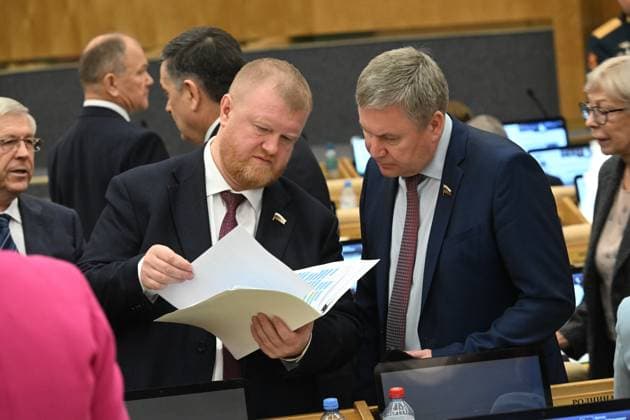 Moscow. The first session of the State Duma of the Russian Federation of the ninth convocation. State Duma Deputy Roman Lyubarsky (left) before the session. KomsomolskayaxPravda