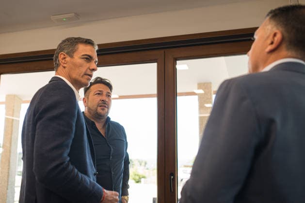 Pedro Sánchez Visits O Grove, Pontevedra The Prime Minister, Pedro Sánchez, during a visit to the company Caslua Import on October 1, 2026, in O Grove, Pontevedra, Galicia, Spain. Caslua Import specializes in the manufacture of industrialized housing and capsule homes. OCTOBER 1, 2026 Elena Ferná O Grove, Pontevedra, Galicia O Grove, Pontevedra, Galicia, Spain  Copyright: xElenaxFernandezx 7812977