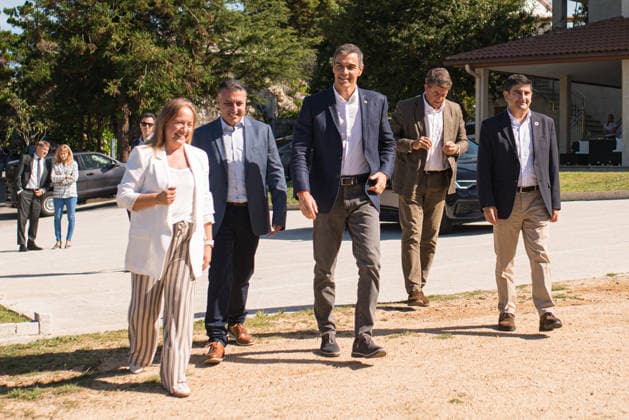 Pedro Sánchez Visits O Grove, Pontevedra: Prime Minister Pedro Sánchez, accompanied by Caslua Import directors Beatriz Castro Vidal and Antonio Carballo Luana, during a visit to Caslua Import on October 1, 2026, in O Grove, Pontevedra, Galicia, Spain. Caslua Import specializes in the manufacture of industrialized housing and capsule homes. OCTOBER 1, 2026 Elena Ferná O Grove, Pontevedra, Galicia O Grove, Pontevedra, Galicia, Spain  Copyright: xElenaxFernandezx 7812980