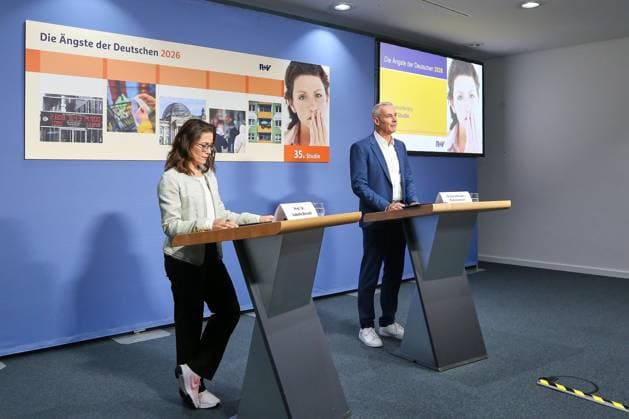 Berlin, Germany, October 1, 2026 Federal Press Conference Center Press Conference: R V Insurance Study The Fears of Germans in 2026 Isabelle Borucki and Grischa Brower Rabinowitsch Copyright: xdtsxNachrichtenagenturx dts_137043