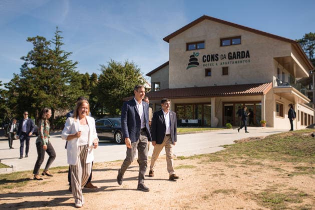 Pedro Sánchez Visits O Grove, Pontevedra: Prime Minister Pedro Sánchez, accompanied by Caslua Import directors Beatriz Castro Vidal and Antonio Carballo Luana, during a visit to Caslua Import on October 1, 2026, in O Grove, Pontevedra, Galicia, Spain. Caslua Import specializes in the manufacture of industrialized housing and capsule homes. OCTOBER 1, 2026 Elena Ferná O Grove, Pontevedra, Galicia O Grove, Pontevedra, Galicia, Spain  Copyright: xElenaxFernandezx 7812981