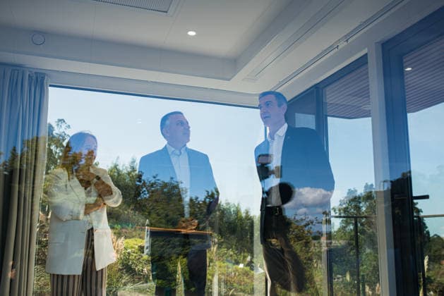 Pedro Sánchez Visits O Grove, Pontevedra: Prime Minister Pedro Sánchez, accompanied by Caslua Import directors Beatriz Castro Vidal and Antonio Carballo Luana, during a visit to Caslua Import on October 1, 2026, in O Grove, Pontevedra, Galicia, Spain. Caslua Import specializes in the manufacture of industrialized housing and capsule homes. OCTOBER 1, 2026 Elena Ferná O Grove, Pontevedra, Galicia O Grove, Pontevedra, Galicia, Spain  Copyright: xElenaxFernandezx 7812982