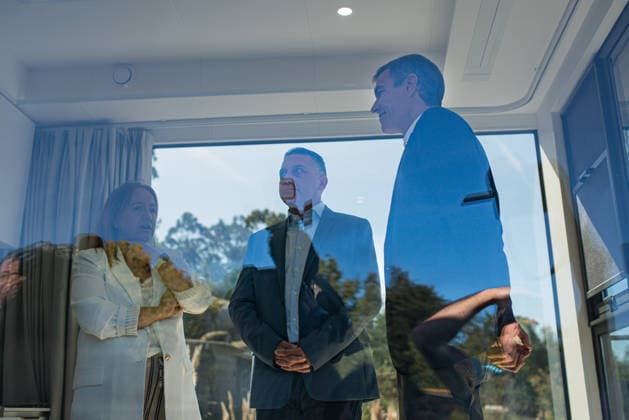 Pedro Sánchez Visits O Grove, Pontevedra: Prime Minister Pedro Sánchez, accompanied by Caslua Import directors Beatriz Castro Vidal and Antonio Carballo Luana, during a visit to Caslua Import on October 1, 2026, in O Grove, Pontevedra, Galicia, Spain. Caslua Import specializes in the manufacture of industrialized housing and capsule homes. OCTOBER 1, 2026 Elena Ferná O Grove, Pontevedra, Galicia O Grove, Pontevedra, Galicia, Spain  Copyright: xElenaxFernandezx 7812983