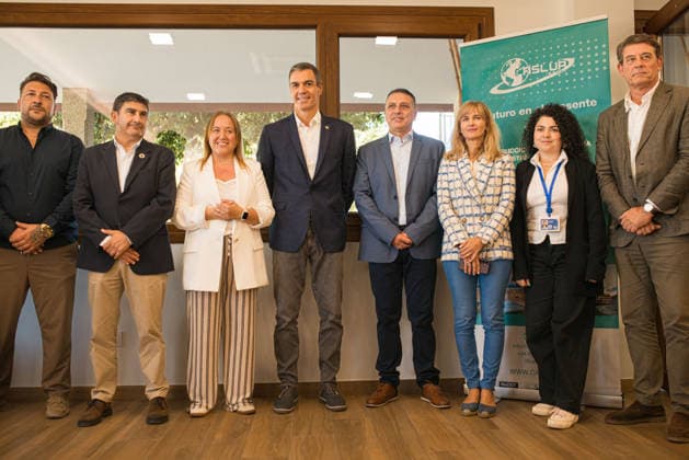 Pedro Sánchez Visits O Grove, Pontevedra: Prime Minister Pedro Sánchez, accompanied by the directors of Caslua Import, Beatriz Castro Vidal (3i) and Antonio Carballo Luana (4d), during a visit to the Caslua Import company on October 1, 2026, in O Grove, Pontevedra, Galicia, Spain. Caslua Import specializes in the manufacture of industrialized housing and capsule homes. OCTOBER 1, 2026 Elena Ferná O Grove, Pontevedra, Galicia O Grove, Pontevedra, Galicia, Spain  Copyright: xElenaxFernandezx 7812989