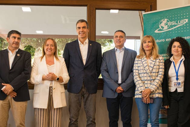 Pedro Sánchez Visits O Grove, Pontevedra: Prime Minister Pedro Sánchez, accompanied by the directors of Caslua Import, Beatriz Castro Vidal (2i) and Antonio Carballo Luana (3d), during a visit to the Caslua Import company on October 1, 2026, in O Grove, Pontevedra, Galicia, Spain. Caslua Import specializes in the manufacture of industrialized housing and capsule homes. OCTOBER 1, 2026 Elena Ferná O Grove, Pontevedra, Galicia O Grove, Pontevedra, Galicia, Spain  Copyright: xElenaxFernandezx 7812990