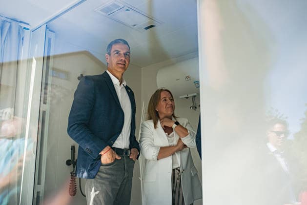 Pedro Sánchez Visits O Grove, Pontevedra: Prime Minister Pedro Sánchez (left), accompanied by Caslua Import Director Beatriz Castro Vidal (right), during a visit to the Caslua Import company on October 1, 2026, in O Grove, Pontevedra, Galicia, Spain. Caslua Import specializes in the manufacture of industrialized housing and capsule homes. OCTOBER 1, 2026 Elena Ferná O Grove, Pontevedra, Galicia O Grove, Pontevedra, Galicia, Spain  Copyright: xElenaxFernandezx 7812991