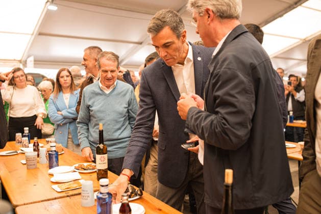 Pedro Sánchez Visits O Grove, Pontevedra: Prime Minister Pedro Sánchez during a visit to the 63rd edition of the O Grove Seafood Festival on October 1, 2026, O Grove, Pontevedra, Galicia, Spain The O Grove Seafood Festival is a unique culinary event that celebrates the tradition and abundance of Galician seafood every fall in O Grove, Pontevedra October 1, 2026 Elena Ferná O Grove, Pontevedra, Galicia O Grove, Pontevedra, Galicia, Spain  Copyright: xElenaxFernandezx 7813001