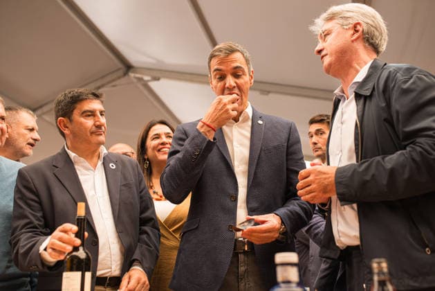 Pedro Sánchez Visits O Grove, Pontevedra: Prime Minister Pedro Sánchez during a visit to the 63rd edition of the Seafood Festival on October 1, 2026, O Grove, Pontevedra, Galicia, Spain The O Grove Seafood Festival is a unique culinary event that celebrates the tradition and abundance of Galician seafood every fall in O Grove, Pontevedra October 1, 2026 Elena Ferná O Grove, Pontevedra, Galicia O Grove, Pontevedra, Galicia, Spain  Copyright: xElenaxFernandezx 7813002
