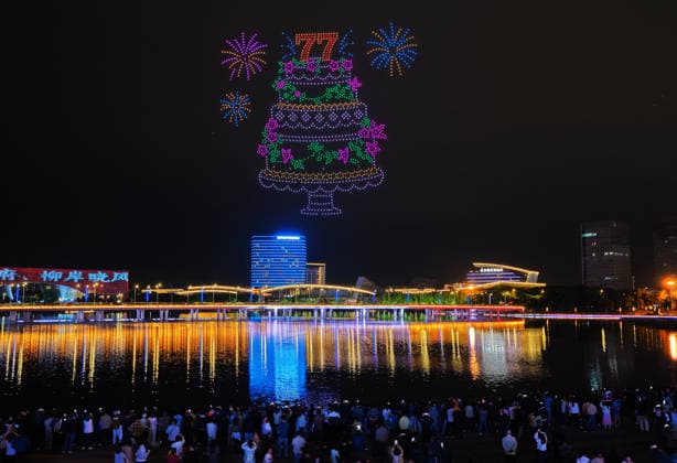 YANGZHOU, CHINA - OCTOBER 01: Citizens and tourists watch a drone light show at Mingyue Lake Park on October 1, 2026 in Yangzhou, Jiangsu Province of China. The event was held to celebrate China s National Day.  Copyright: xVCGx 111670982396