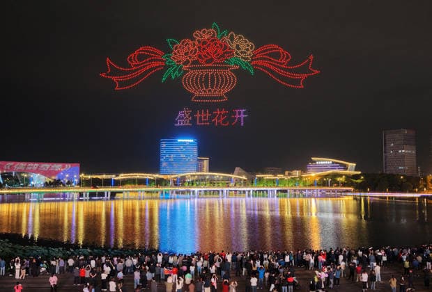 YANGZHOU, CHINA - OCTOBER 01: Citizens and tourists watch a drone light show at Mingyue Lake Park on October 1, 2026 in Yangzhou, Jiangsu Province of China. The event was held to celebrate China s National Day.  Copyright: xVCGx 111670982383