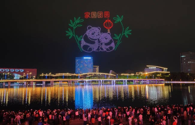 YANGZHOU, CHINA - OCTOBER 01: Citizens and tourists watch a drone light show at Mingyue Lake Park on October 1, 2026 in Yangzhou, Jiangsu Province of China. The event was held to celebrate China s National Day.  Copyright: xVCGx 111670982392