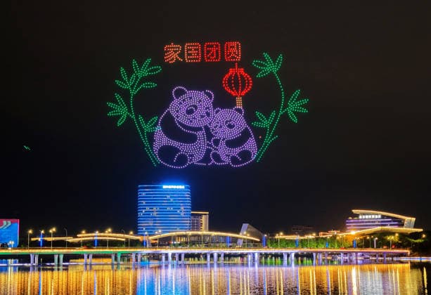 YANGZHOU, CHINA - OCTOBER 01: Citizens and tourists watch a drone light show at Mingyue Lake Park on October 1, 2026 in Yangzhou, Jiangsu Province of China. The event was held to celebrate China s National Day.  Copyright: xVCGx 111670982393