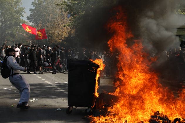 French student protesters clash with riot police near Paris AUBERVILLIERS, FRANCE - OCTOBER 1: French student protesters burn trash bins and bicycles during clashes with French riot police (CRS) in Aubervilliers, near Paris, France, on October 1, 2026. Mohamad Salaheldin Abdelghani Alsayed Anadolu Aubervilliers France. Editorial use only. Please get in touch for any other usage.  Copyright: x2026xAnadoluxMohamadxSalaheldinxAbdelghanixAlsayedx