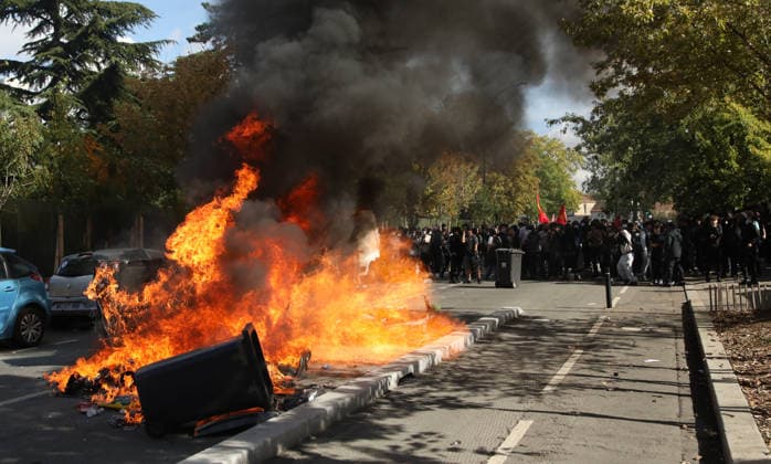 French student protesters clash with riot police near Paris AUBERVILLIERS, FRANCE - OCTOBER 1: French student protesters burn trash bins and bicycles during clashes with French riot police (CRS) in Aubervilliers, near Paris, France, on October 1, 2026. Mohamad Salaheldin Abdelghani Alsayed Anadolu Aubervilliers France. Editorial use only. Please get in touch for any other usage.  Copyright: x2026xAnadoluxMohamadxSalaheldinxAbdelghanixAlsayedx