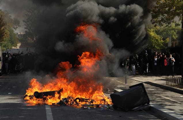 French student protesters clash with riot police near Paris AUBERVILLIERS, FRANCE - OCTOBER 1: French student protesters burn trash bins and bicycles during clashes with French riot police (CRS) in Aubervilliers, near Paris, France, on October 1, 2026. Mohamad Salaheldin Abdelghani Alsayed Anadolu Aubervilliers France. Editorial use only. Please get in touch for any other usage.  Copyright: x2026xAnadoluxMohamadxSalaheldinxAbdelghanixAlsayedx