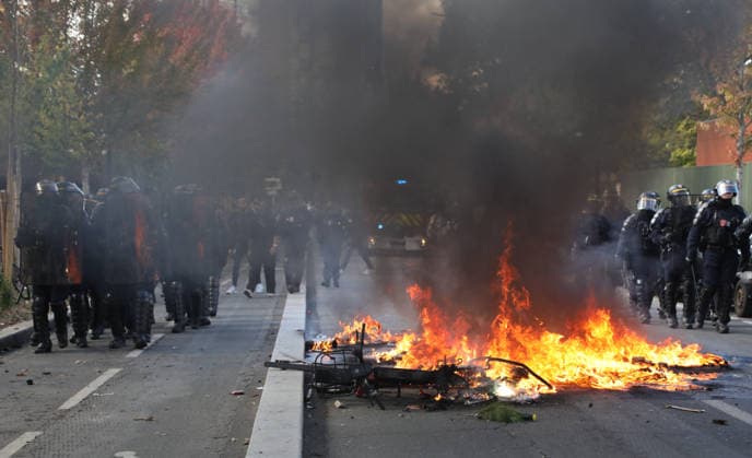 French student protesters clash with riot police near Paris AUBERVILLIERS, FRANCE - OCTOBER 1: French student protesters burn trash bins and bicycles during clashes with French riot police (CRS) in Aubervilliers, near Paris, France, on October 1, 2026. Mohamad Salaheldin Abdelghani Alsayed Anadolu Aubervilliers France. Editorial use only. Please get in touch for any other usage.  Copyright: x2026xAnadoluxMohamadxSalaheldinxAbdelghanixAlsayedx