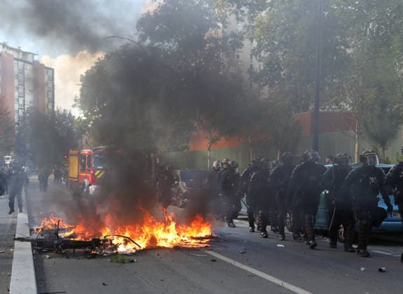 French student protesters clash with riot police near Paris AUBERVILLIERS, FRANCE - OCTOBER 1: French student protesters burn trash bins and bicycles during clashes with French riot police (CRS) in Aubervilliers, near Paris, France, on October 1, 2026. Mohamad Salaheldin Abdelghani Alsayed Anadolu Aubervilliers France. Editorial use only. Please get in touch for any other usage.  Copyright: x2026xAnadoluxMohamadxSalaheldinxAbdelghanixAlsayedx