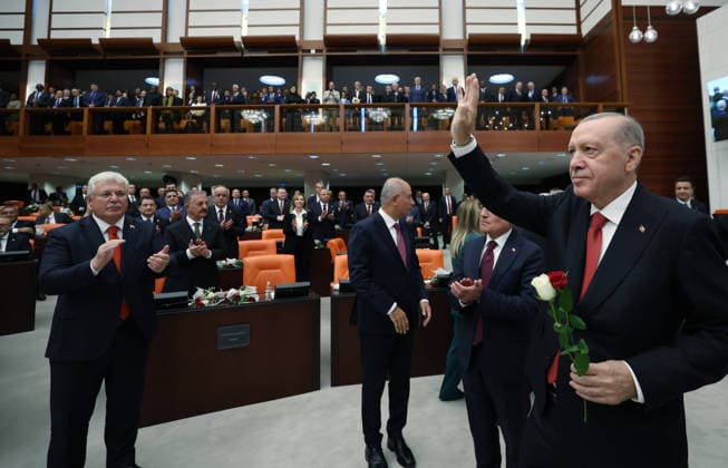 Opening Event of the 5th Legislative Year of the 28th Term of the Grand National Assembly of Turkiye ANKARA, TURKIYE - OCTOBER 1: (----EDITORIAL USE ONLY - MANDATORY CREDIT - TURKISH PRESIDENCY MURAT CETINMUHURDAR HANDOUT - NO MARKETING NO ADVERTISING CAMPAIGNS - DISTRIBUTED AS A SERVICE TO CLIENTS----) Turkish President Recep Tayyip Erdogan greets members of parliament while holding the red and white roses presented to him by Turkiye s Nationalist Movement Party (MHP) leader Devlet Bahceli following his address to the General Assembly on the occasion of the opening of the 5th Legislative Year of the 28th Term at the Grand National Assembly of Turkiye (TBMM) in Ankara, Turkiye on October 1, 2026. Turkish Presidency Murat Cetinmuhurda  Copyright: x2026xAnadoluxTurkishxPresidencyx MuratxCetinmuhurdarx xHandoutx