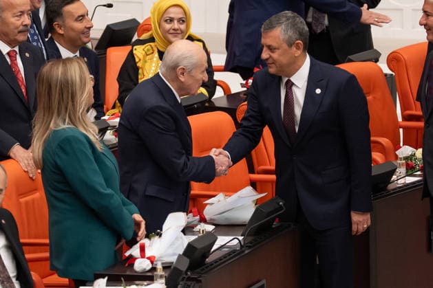 Opening Event of the 5th Legislative Year of the 28th Term of the Grand National Assembly of Turkiye ANKARA, TURKIYE - OCTOBER 1: MHP Chairman Devlet Bahceli (C) shakes hands with YENI Party Chairman Ozgur Ozel (R) during the opening session of the 5th Legislative Year of the 28th Term, convened under the leadership of Speaker Numan Kurtulmus at the Grand National Assembly of Turkiye (GNAT) in Ankara, Turkiye on October 1, 2026. Ahmet Serdar Eser Anadolu Ankara Turkey. Editorial use only. Please get in touch for any other usage.  Copyright: x2026xAnadoluxAhmetxSerdarxEserx