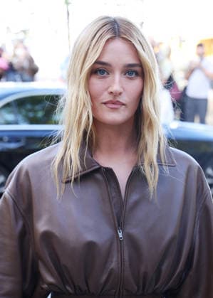 Sarah Pidgeon arrives at the Balenciaga Women s Ready-to-Wear Spring Summer 2027 fashion show during Paris Fashion Week (PFW) at the Tennis Club de Paris, France, on October 1, 2026. Denis Guignebourg, Bestimage. Arrivals at the Balenciaga fashion show as part of Paris RTW Spring Summer 2027 Fashion Week held at the Tennis Club de Paris on October 1, 2026, in Paris, France. Paris, France  Copyright: xDenisxGuignebourgx xBestimagexDenisxGuignebourgx xBestimagex