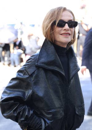 Isabelle Huppert arrives at the Balenciaga Spring Summer 2027 Women’s Ready-to-Wear fashion show during Paris Fashion Week (PFW) at the Tennis Club de Paris, France, on October 1, 2026. Denis Guignebourg, Bestimage. Arrivals at the Balenciaga fashion show as part of Paris RTW Spring Summer 2027 Fashion Week, held at the Tennis Club de Paris on October 1, 2026, in Paris, France. Paris, France Copyright: xDenisxGuignebourgx xBestimagexDenisxGuignebourgx xBestimagex