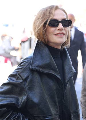 Isabelle Huppert arrives at the Balenciaga Spring Summer 2027 Women’s Ready-to-Wear fashion show during Paris Fashion Week (PFW) at the Tennis Club de Paris, France, on October 1, 2026. Denis Guignebourg, Bestimage. Arrivals at the Balenciaga fashion show as part of Paris RTW Spring Summer 2027 Fashion Week, held at the Tennis Club de Paris on October 1, 2026, in Paris, France. Paris, France Copyright: xDenisxGuignebourgx xBestimagexDenisxGuignebourgx xBestimagex