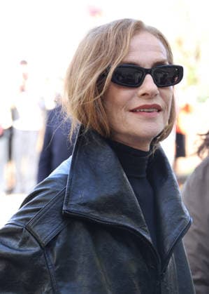 Isabelle Huppert arrives at the Balenciaga Spring Summer 2027 Women’s Ready-to-Wear fashion show during Paris Fashion Week (PFW) at the Tennis Club de Paris, France, on October 1, 2026. Denis Guignebourg, Bestimage. Arrivals at the Balenciaga fashion show as part of Paris RTW Spring Summer 2027 Fashion Week, held at the Tennis Club de Paris on October 1, 2026, in Paris, France. Paris, France Copyright: xDenisxGuignebourgx xBestimagexDenisxGuignebourgx xBestimagex