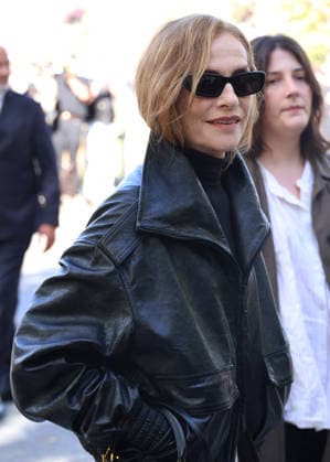 Isabelle Huppert arrives at the Balenciaga Spring Summer 2027 Women’s Ready-to-Wear fashion show during Paris Fashion Week (PFW) at the Tennis Club de Paris, France, on October 1, 2026. Denis Guignebourg, Bestimage. Arrivals at the Balenciaga fashion show as part of Paris RTW Spring Summer 2027 Fashion Week, held at the Tennis Club de Paris on October 1, 2026, in Paris, France. Paris, France Copyright: xDenisxGuignebourgx xBestimagexDenisxGuignebourgx xBestimagex