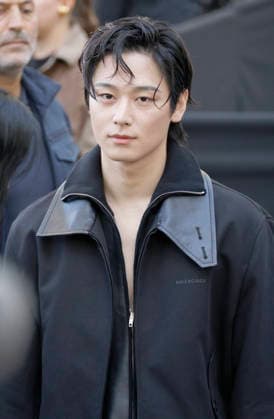 Juyeon arrives at the Balenciaga Spring Summer 2027 Women’s Ready-to-Wear fashion show during Paris Fashion Week (PFW) at the Tennis Club de Paris, France, on October 1, 2026. Christophe Aubert, Bestimage. Arrivals at the Balenciaga fashion show as part of Paris RTW Spring Summer 2027 Fashion Week, held at the Tennis Club de Paris on October 1, 2026, in Paris, France. Paris, France  Copyright: xChristophexAubertx xBestimagexChristophexAubertx xBestimagex