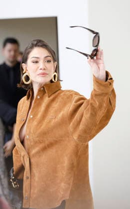 Demet Özdemir arrives at the Balenciaga Spring Summer 2027 Women’s Ready-to-Wear fashion show during Paris Fashion Week (PFW) at the Tennis Club de Paris, France, on October 1, 2026. Christophe Aubert Bestimage. Arrivals at the Balenciaga fashion show as part of Paris RTW Spring Summer 2027 Fashion Week, held at the Tennis Club de Paris on October 1, 2026, in Paris, France. Paris, France  Copyright: xChristophexAubertx xBestimagexChristophexAubertx xBestimagex