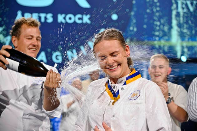 STOCKHOLM, SWEDEN 20261001 Evelina Änggren wins Chef of the Year and is honored during the 2026 Chef of the Year finals at Annexet in Stockholm STOCKHOLM SWEDEN x10040x  Copyright: xAndersxWiklund TTx ARETS KOCK 2026 bNrJ4IdRs70