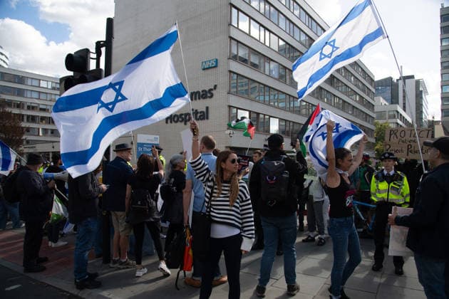 People vs Palantir International Day of Action at Guy s and St Thomas Hospital, London, UK - Thu 01 Oct 2026 Pro Israel and Pro Palantir counter protestors can be seen with Protestors against American data analytics company Palantir gather outside of Guy s and St Thomas Hospital in London, England, UK on Thursday 1 October, 2026 as part of the People vs Palantir International Day of Action calling on NHS England to cancel its £330 million, seven-year contract with Palantir which was awarded in November 2023 to run the nationwide Federated Data Platform (FDP) ., Credit:Justin Ng Avalon UK, England, London, Guy s and St Thomas Hospital Copyright: xJustinxNgx xAvalonx 1139792580