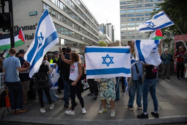 People vs Palantir International Day of Action at Guy s and St Thomas Hospital, London, UK - Thu 01 Oct 2026 Pro Israel and Pro Palantir counter protestors can be seen with Protestors against American data analytics company Palantir gather outside of Guy s and St Thomas Hospital in London, England, UK on Thursday 1 October, 2026 as part of the People vs Palantir International Day of Action calling on NHS England to cancel its £330 million, seven-year contract with Palantir which was awarded in November 2023 to run the nationwide Federated Data Platform (FDP) ., Credit:Justin Ng Avalon UK, England, London, Guy s and St Thomas Hospital Copyright: xJustinxNgx xAvalonx 1139792590