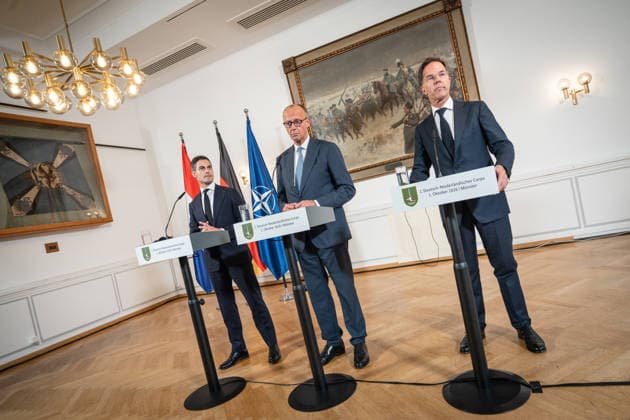 Friedrich Merz, Chancellor of Germany (center), with Rob Jetten, Prime Minister of the Netherlands (left), and Mark Rutte, NATO Secretary General (right), during the closing remarks at the meeting between the German Chancellor, the Prime Minister of the Netherlands, and the NATO Secretary General at the 1st German-Dutch Corps in Münster, Münster, North Rh