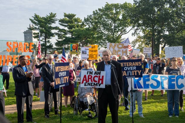 October 1, 2026, Washington, Dc, USA: Senator Jeff Merkley (D-Oregon) speaks to protesters opposed to President Trumpâ€⠢s proposed arch outside of Arlington Cemetery on October 1, 2026. Washington USA - ZUMAl312 20261001_znp_l312_003 Copyright: xAndrewxLeydenx