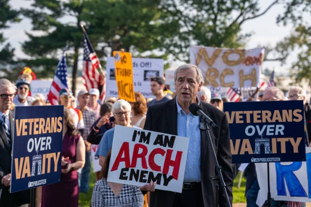 October 1, 2026, Washington, Dc, USA: Senator Jeff Merkley (D-Oregon) speaks to protesters opposed to President Trumpâ€⠢s proposed arch outside of Arlington Cemetery on October 1, 2026. Washington USA - ZUMAl312 20261001_znp_l312_005 Copyright: xAndrewxLeydenx