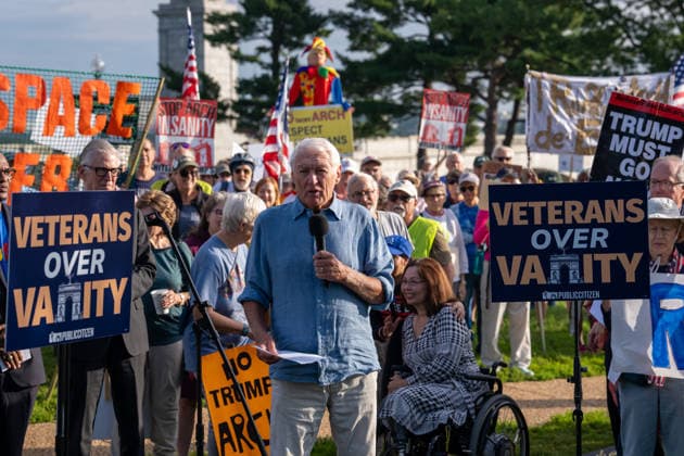 October 1, 2026, Washington, Dc, USA: Jon Gundersen, Vietnam veteran who is suing over President Trump over the propose arch, speaks to protesters outside of Arlington Cemetery on October 1, 2026. Washington USA - ZUMAl312 20261001_znp_l312_017 Copyright: xAndrewxLeydenx