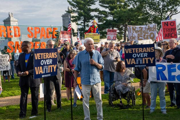 October 1, 2026, Washington, Dc, USA: Jon Gundersen, Vietnam veteran who is suing over President Trump over the propose arch, speaks to protesters outside of Arlington Cemetery on October 1, 2026. Washington USA - ZUMAl312 20261001_znp_l312_018 Copyright: xAndrewxLeydenx